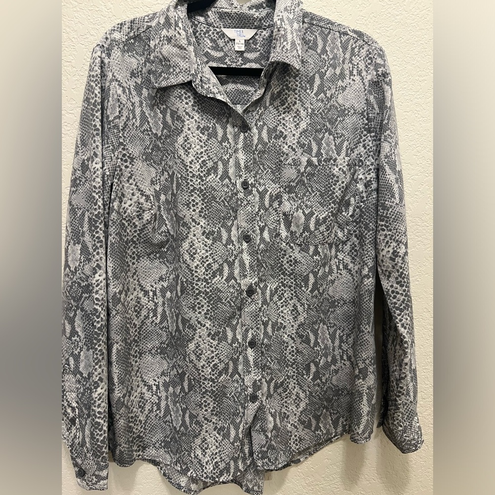 Time & True Snake Print Women’s Buttoned Long Sleeve Blouse Size Large (12/14)